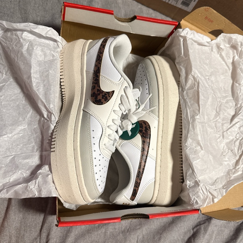 Nike White and Green Sneakers